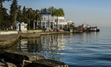 Georgienreise Frühstück im Kaukasus Kaukasus-Reisen Urlaub in Georgien Reise Kleingruppe Tiflis Tbilissi David Garedschi David Gareji Kachetien Lagodechi Telawi Signaghi Stepantsminda Georgische Heerstraße Kasbek Kasbegi Ananuri Mzcheta Uplisziche Gori Kutaissi Gelati Swanetien Mestia Ushguli Batumi Schwarzes Meer deutschsprachige Reiseleitung kleine feine Hotels und Gasthäuser Wanderungen Kultur georgische Geschichte georgische Kulinarik