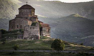 Georgienreise Frühstück im Kaukasus Kaukasus-Reisen Urlaub in Georgien Reise Kleingruppe Tiflis Tbilissi David Garedschi David Gareji Kachetien Lagodechi Telawi Signaghi Stepantsminda Georgische Heerstraße Kasbek Kasbegi Ananuri Mzcheta Uplisziche Gori Kutaissi Gelati Swanetien Mestia Ushguli Batumi Schwarzes Meer deutschsprachige Reiseleitung kleine feine Hotels und Gasthäuser Wanderungen Kultur georgische Geschichte georgische Kulinarik