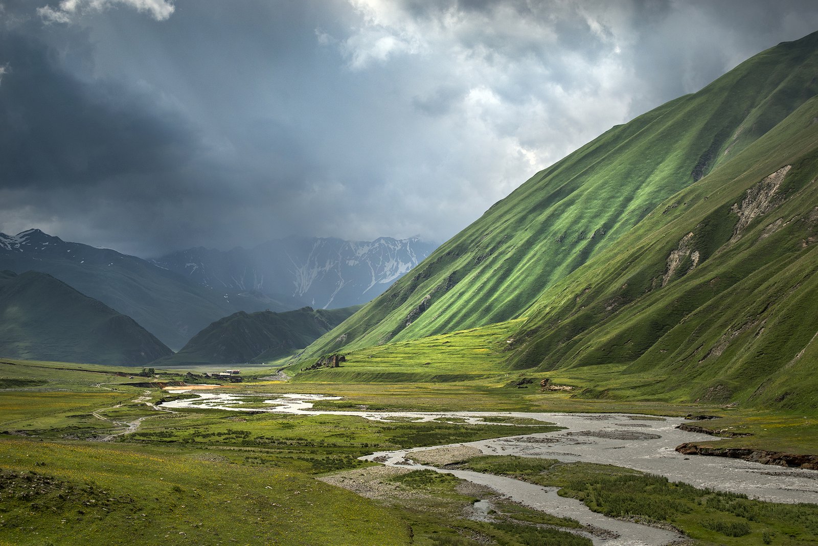 Georgienreise Frühstück im Kaukasus Kaukasus-Reisen Urlaub in Georgien Reise Kleingruppe Tiflis Tbilissi David Garedschi David Gareji Kachetien Lagodechi Telawi Signaghi Stepantsminda Georgische Heerstraße Kasbek Kasbegi Ananuri Mzcheta Uplisziche Gori Kutaissi Gelati Swanetien Mestia Ushguli Batumi Schwarzes Meer deutschsprachige Reiseleitung kleine feine Hotels und Gasthäuser Wanderungen Kultur georgische Geschichte georgische Kulinarik