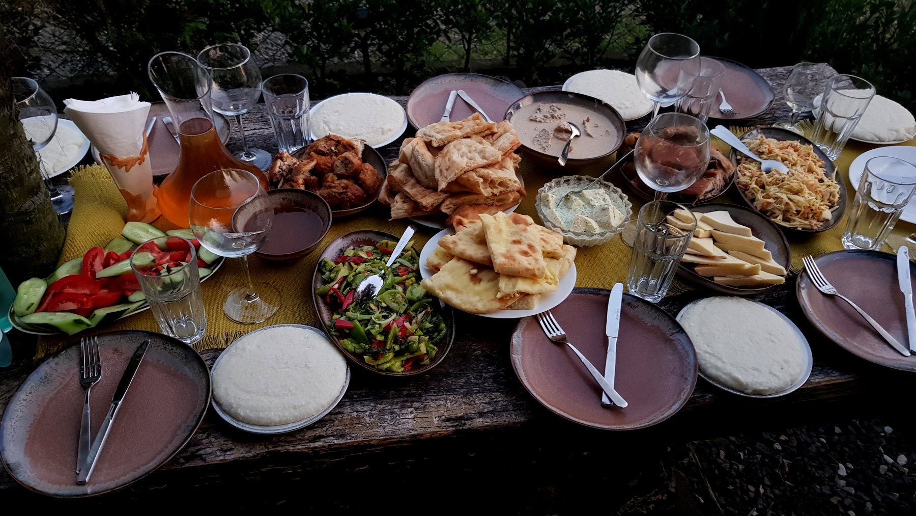 Georgienreise Frühstück im Kaukasus Kaukasus-Reisen Urlaub in Georgien Reise Kleingruppe Tiflis Tbilissi David Garedschi David Gareji Kachetien Lagodechi Telawi Signaghi Stepantsminda Georgische Heerstraße Kasbek Kasbegi Ananuri Mzcheta Uplisziche Gori Kutaissi Gelati Swanetien Mestia Ushguli Batumi Schwarzes Meer deutschsprachige Reiseleitung kleine feine Hotels und Gasthäuser Wanderungen Kultur georgische Geschichte georgische Kulinarik
