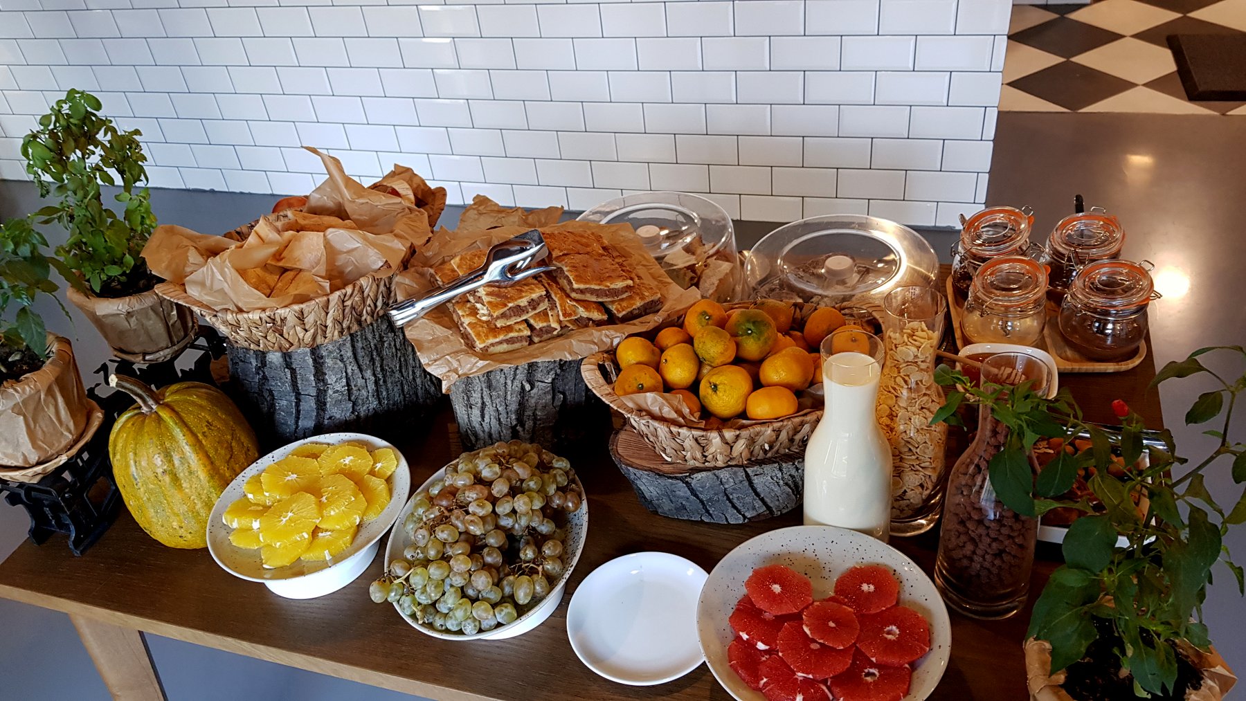 Georgienreise Frühstück im Kaukasus Kaukasus-Reisen Urlaub in Georgien Reise Kleingruppe Tiflis Tbilissi David Garedschi David Gareji Kachetien Lagodechi Telawi Signaghi Stepantsminda Georgische Heerstraße Kasbek Kasbegi Ananuri Mzcheta Uplisziche Gori Kutaissi Gelati Swanetien Mestia Ushguli Batumi Schwarzes Meer deutschsprachige Reiseleitung kleine feine Hotels und Gasthäuser Wanderungen Kultur georgische Geschichte georgische Kulinarik