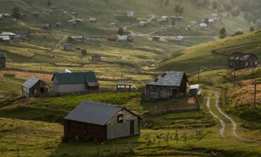 Georgienreise Frühstück im Kaukasus Kaukasus-Reisen Urlaub in Georgien Reise Kleingruppe Tiflis Tbilissi David Garedschi David Gareji Kachetien Lagodechi Telawi Signaghi Stepantsminda Georgische Heerstraße Kasbek Kasbegi Ananuri Mzcheta Uplisziche Gori Kutaissi Gelati Swanetien Mestia Ushguli Batumi Schwarzes Meer deutschsprachige Reiseleitung kleine feine Hotels und Gasthäuser Wanderungen Kultur georgische Geschichte georgische Kulinarik