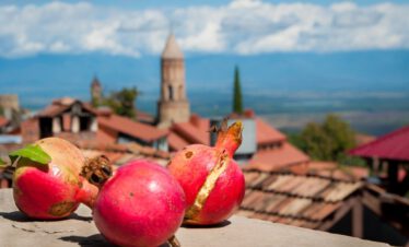Georgienreise Frühstück im Kaukasus Kaukasus-Reisen Urlaub in Georgien Reise Kleingruppe Tiflis Tbilissi David Garedschi David Gareji Kachetien Lagodechi Telawi Signaghi Stepantsminda Georgische Heerstraße Kasbek Kasbegi Ananuri Mzcheta Uplisziche Gori Kutaissi Gelati Swanetien Mestia Ushguli Batumi Schwarzes Meer deutschsprachige Reiseleitung kleine feine Hotels und Gasthäuser Wanderungen Kultur georgische Geschichte georgische Kulinarik