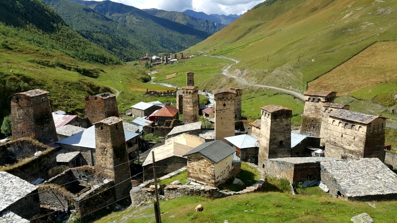 Georgienreise Frühstück im Kaukasus Kaukasus-Reisen Urlaub in Georgien Reise Kleingruppe Tiflis Tbilissi David Garedschi David Gareji Kachetien Lagodechi Telawi Signaghi Stepantsminda Georgische Heerstraße Kasbek Kasbegi Ananuri Mzcheta Uplisziche Gori Kutaissi Gelati Swanetien Mestia Ushguli Batumi Schwarzes Meer deutschsprachige Reiseleitung kleine feine Hotels und Gasthäuser Wanderungen Kultur georgische Geschichte georgische Kulinarik