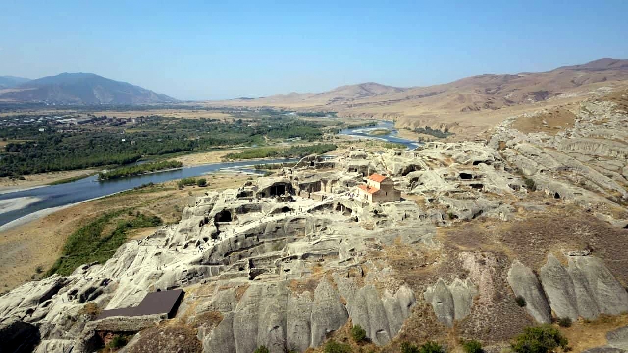 Georgienreise Frühstück im Kaukasus Kaukasus-Reisen Urlaub in Georgien Reise Kleingruppe Tiflis Tbilissi David Garedschi David Gareji Kachetien Lagodechi Telawi Signaghi Stepantsminda Georgische Heerstraße Kasbek Kasbegi Ananuri Mzcheta Uplisziche Gori Kutaissi Gelati Swanetien Mestia Ushguli Batumi Schwarzes Meer deutschsprachige Reiseleitung kleine feine Hotels und Gasthäuser Wanderungen Kultur georgische Geschichte georgische Kulinarik