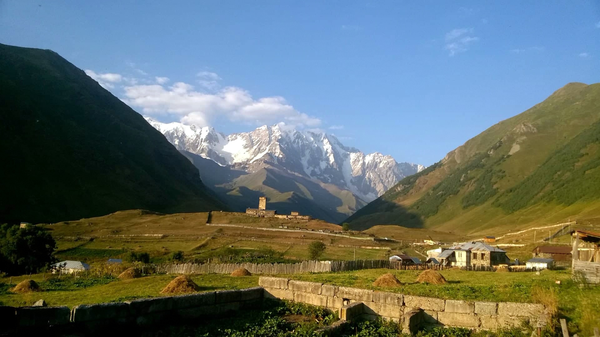 Georgienreise Frühstück im Kaukasus Kaukasus-Reisen Urlaub in Georgien Reise Kleingruppe Tiflis Tbilissi David Garedschi David Gareji Kachetien Lagodechi Telawi Signaghi Stepantsminda Georgische Heerstraße Kasbek Kasbegi Ananuri Mzcheta Uplisziche Gori Kutaissi Gelati Swanetien Mestia Ushguli Batumi Schwarzes Meer deutschsprachige Reiseleitung kleine feine Hotels und Gasthäuser Wanderungen Kultur georgische Geschichte georgische Kulinarik