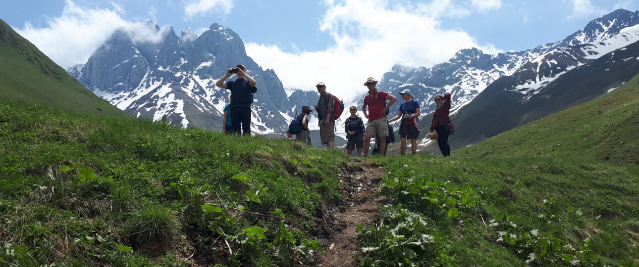 Georgienreise Frühstück im Kaukasus Reisegruppe wandert am Chaukhi Massiv in Dshuta Juta Stepantsminda Georgien