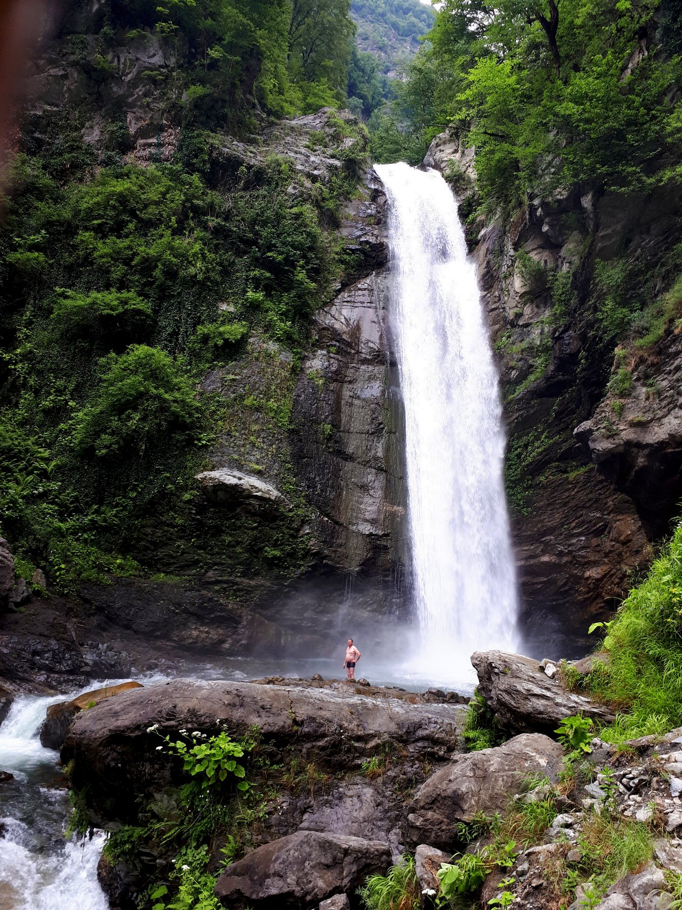Wasserfall in Georgien am Fluss Ninoskhevi in Lagodechi Georgienreise "Frühstück im Kaukasus" Kaukasus-Reisen Wandern im Großen Kaukasus am Chaukhi Massiv bei Dshuta Chewsuretien Rundreise Georgien Reise Kleingruppen Kultur Natur Wandern Erholung Kontakte zu Georgiern Lagodechi Wanderung am Wasserfall Ninoskhevi