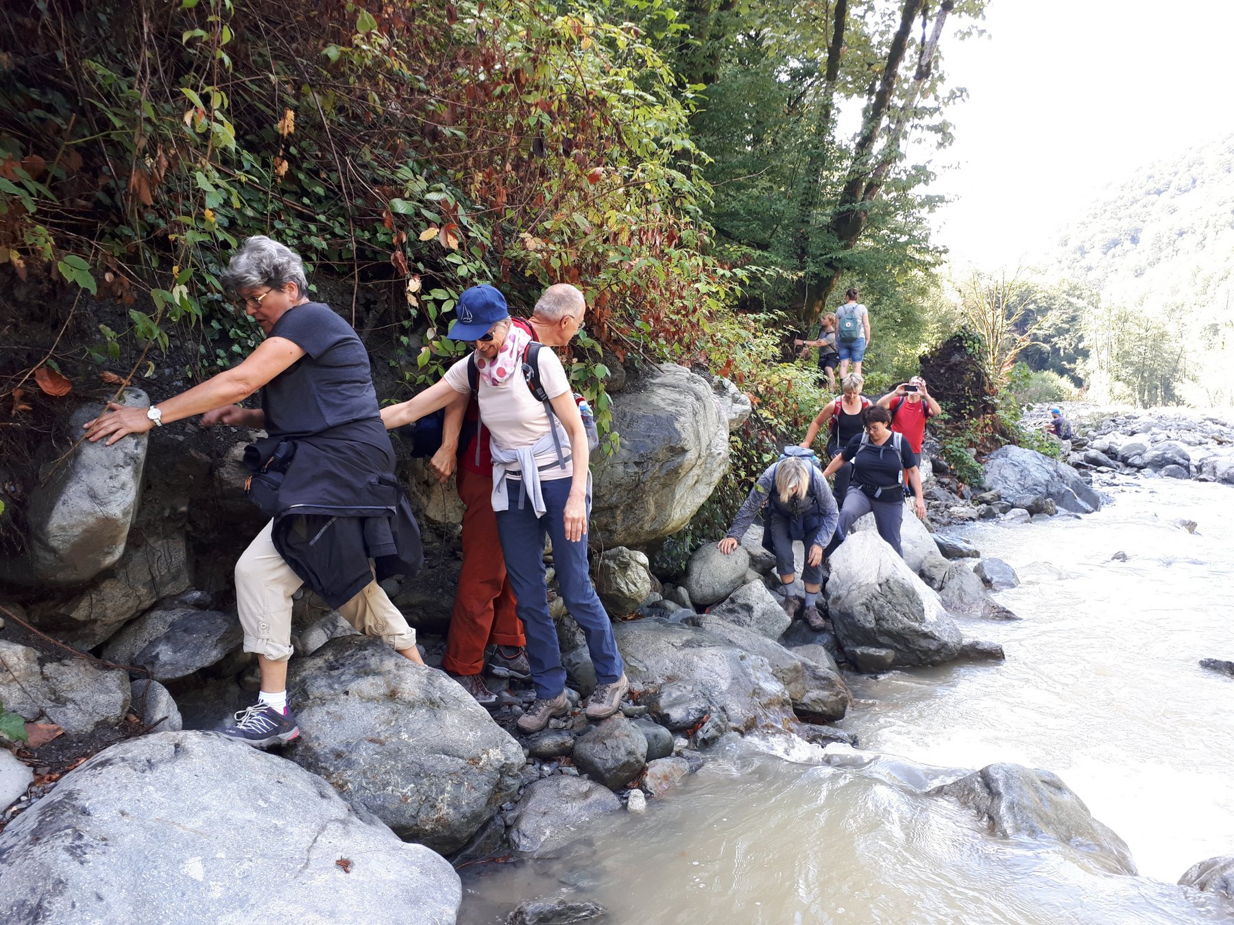 Georgienreise "Frühstück im Kaukasus" Kaukasus-Reisen Wandern im Großen Kaukasus am Chaukhi Massiv bei Dshuta Chewsuretien Rundreise Georgien Reise Kleingruppen Kultur Natur Wandern Erholung Kontakte zu Georgiern Lagodechi Wanderung am Wasserfall Ninoskhevi