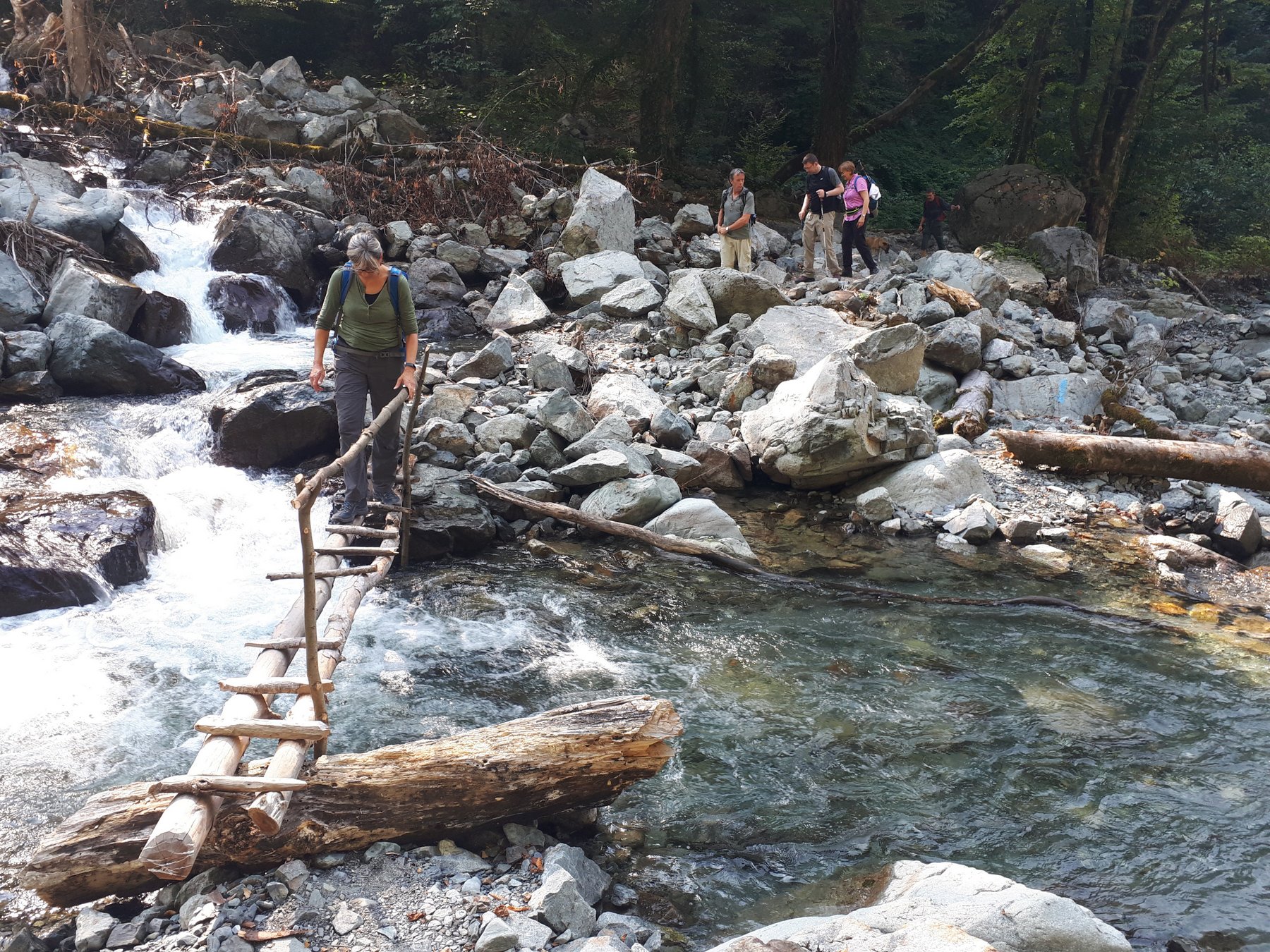Georgienreise "Frühstück im Kaukasus" Kaukasus-Reisen Wandern im Großen Kaukasus am Chaukhi Massiv bei Dshuta Chewsuretien Rundreise Georgien Reise Kleingruppen Kultur Natur Wandern Erholung Kontakte zu Georgiern Lagodechi Wanderung am Wasserfall Ninoskhevi