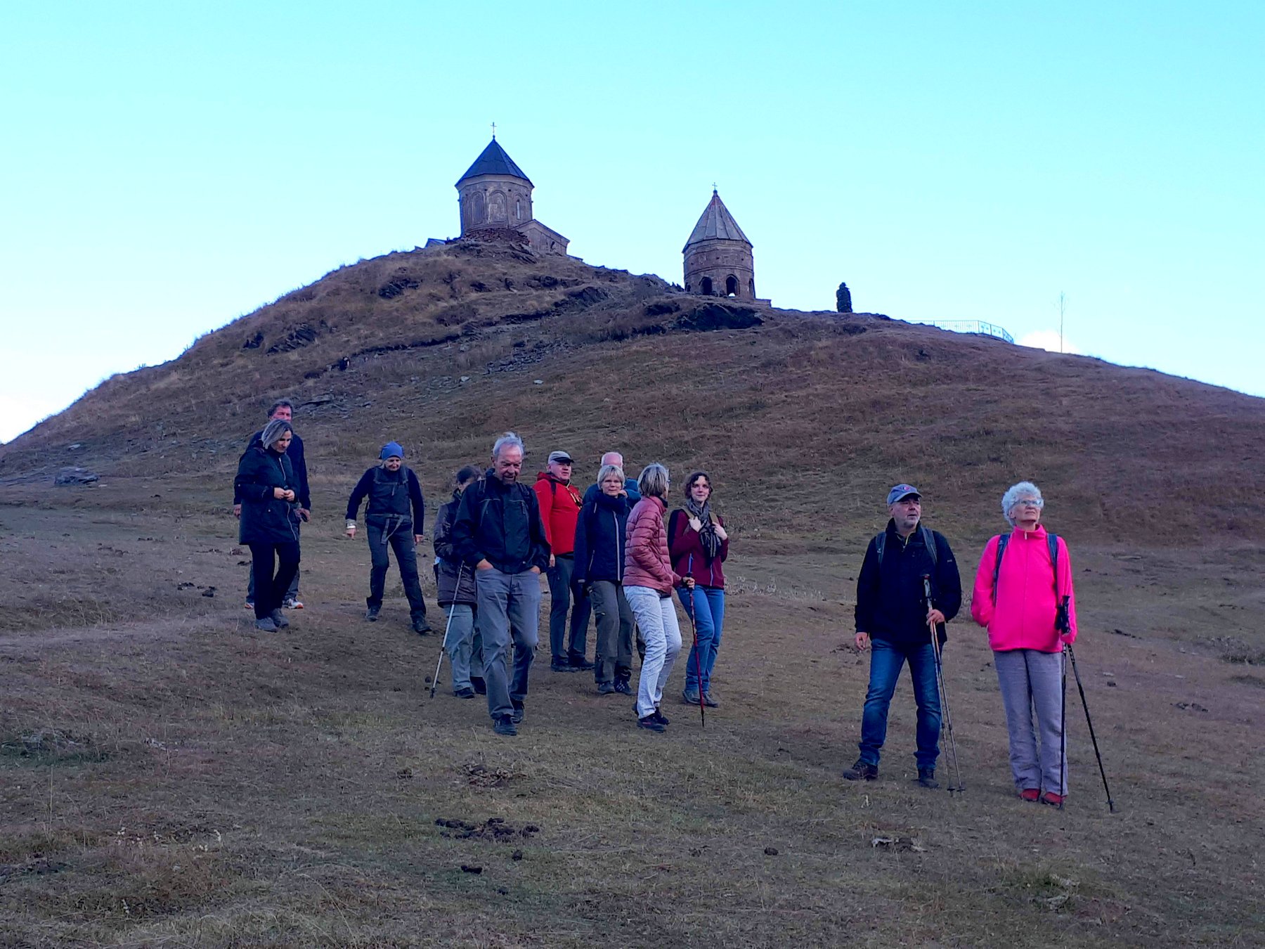 Georgienreise Frühstück im Kaukasus an der Dreifaltigkeitskirche Gergeti bei Stepantsminda am Kasbek