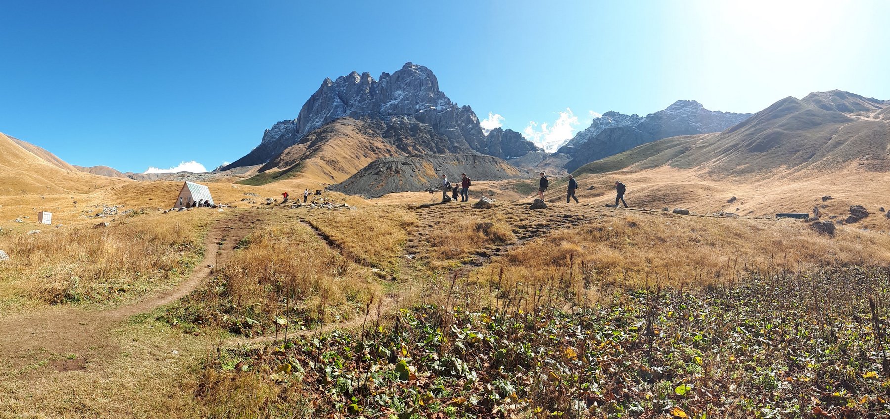 Georgienreise "Frühstück im Kaukasus" Kaukasus-Reisen Wandern im Großen Kaukasus am Chaukhi Massiv bei Dshuta Chewsuretien Rundreise Georgien Reise Kleingruppen Kultur Natur Wandern Erholung Kontakte zu Georgiern Urlaub Reise Georgien in kleinen Gruppen