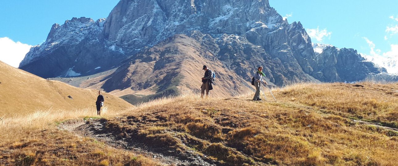 Georgienreise "Frühstück im Kaukasus" Kaukasus-Reisen Wandern im Großen Kaukasus am Chaukhi Massiv bei Dshuta Chewsuretien Rundreise Georgien Reise Kleingruppen Kultur Natur Wandern Erholung Kontakte zu Georgiern