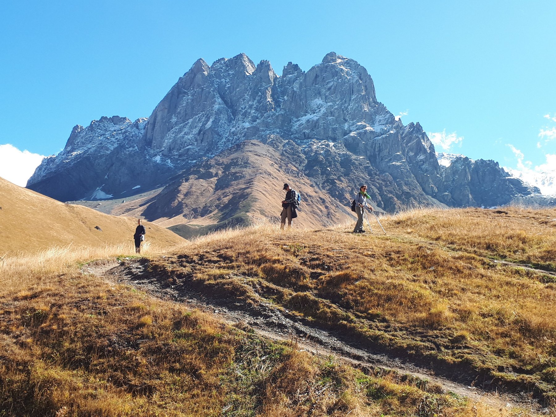 Georgienreise "Frühstück im Kaukasus" Kaukasus-Reisen Wandern im Großen Kaukasus am Chaukhi Massiv bei Dshuta Chewsuretien Rundreise Georgien Reise Kleingruppen Kultur Natur Wandern Erholung Kontakte zu Georgiern