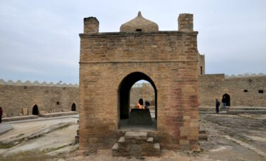 Mietwagenreise Mietwagen Reise Selbstfahrer Kaspisches Meer Kaukasus Baku individuell Rundreise Seidenstraße Steppe Öl Sowjeterbe Architektur Kulinarik atemberaubende Landschaften Kunst Kultur Begegnungen Organisation Reiseplanung Planung Kaukasus-Reisen