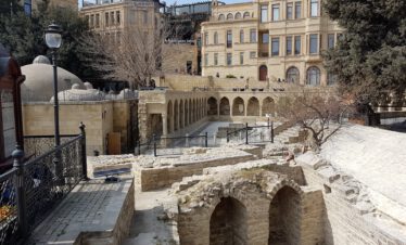 Mietwagenreise Mietwagen Reise Selbstfahrer Kaspisches Meer Kaukasus Baku individuell Rundreise Seidenstraße Steppe Öl Sowjeterbe Architektur Kulinarik atemberaubende Landschaften Kunst Kultur Begegnungen Organisation Reiseplanung Planung Kaukasus-Reisen