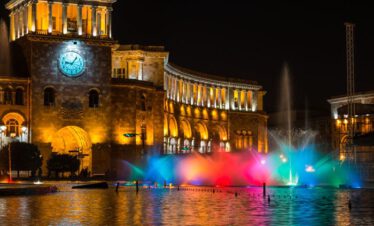 Reise Rundreise Georgien und Armenien mit Kaukasus-Reisen in kleinen Gruppen deutschsprachige Reiseleitung Tbilissi Tiflis Kachetien Signaghi Lagodechi David Gareji Stepantsminda Kasbek Kaukasus Mzcheta Jerewan Eriwan Yerevan Sewan See Sewansee Ararat Khor Virap Norawank Tatev Gjumri Gyumri Wardsia Vardzia