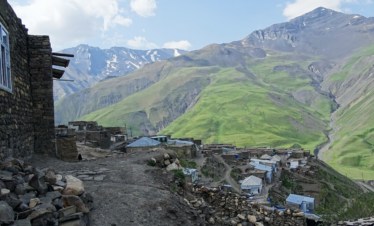 Mietwagenreise Mietwagen Reise Selbstfahrer Kaspisches Meer Kaukasus Baku individuell Rundreise Seidenstraße Steppe Öl Sowjeterbe Architektur Kulinarik atemberaubende Landschaften Kunst Kultur Begegnungen Organisation Reiseplanung Planung Kaukasus-Reisen