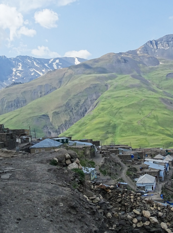 Mietwagenreise Mietwagen Reise Selbstfahrer Kaspisches Meer Kaukasus Baku individuell Rundreise Seidenstraße Steppe Öl Sowjeterbe Architektur Kulinarik atemberaubende Landschaften Kunst Kultur Begegnungen Organisation Reiseplanung Planung Kaukasus-Reisen