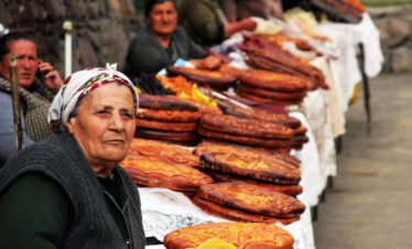 Reise Rundreise Georgien und Armenien mit Kaukasus-Reisen in kleinen Gruppen deutschsprachige Reiseleitung Tbilissi Tiflis Kachetien Signaghi Lagodechi David Gareji Stepantsminda Kasbek Kaukasus Mzcheta Jerewan Eriwan Yerevan Sewan See Sewansee Ararat Khor Virap Norawank Tatev Gjumri Gyumri Wardsia Vardzia