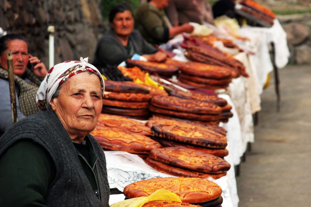 Reise Rundreise Georgien und Armenien mit Kaukasus-Reisen in kleinen Gruppen deutschsprachige Reiseleitung Tbilissi Tiflis Kachetien Signaghi Lagodechi David Gareji Stepantsminda Kasbek Kaukasus Mzcheta Jerewan Eriwan Yerevan Sewan See Sewansee Ararat Khor Virap Norawank Tatev Gjumri Gyumri Wardsia Vardzia