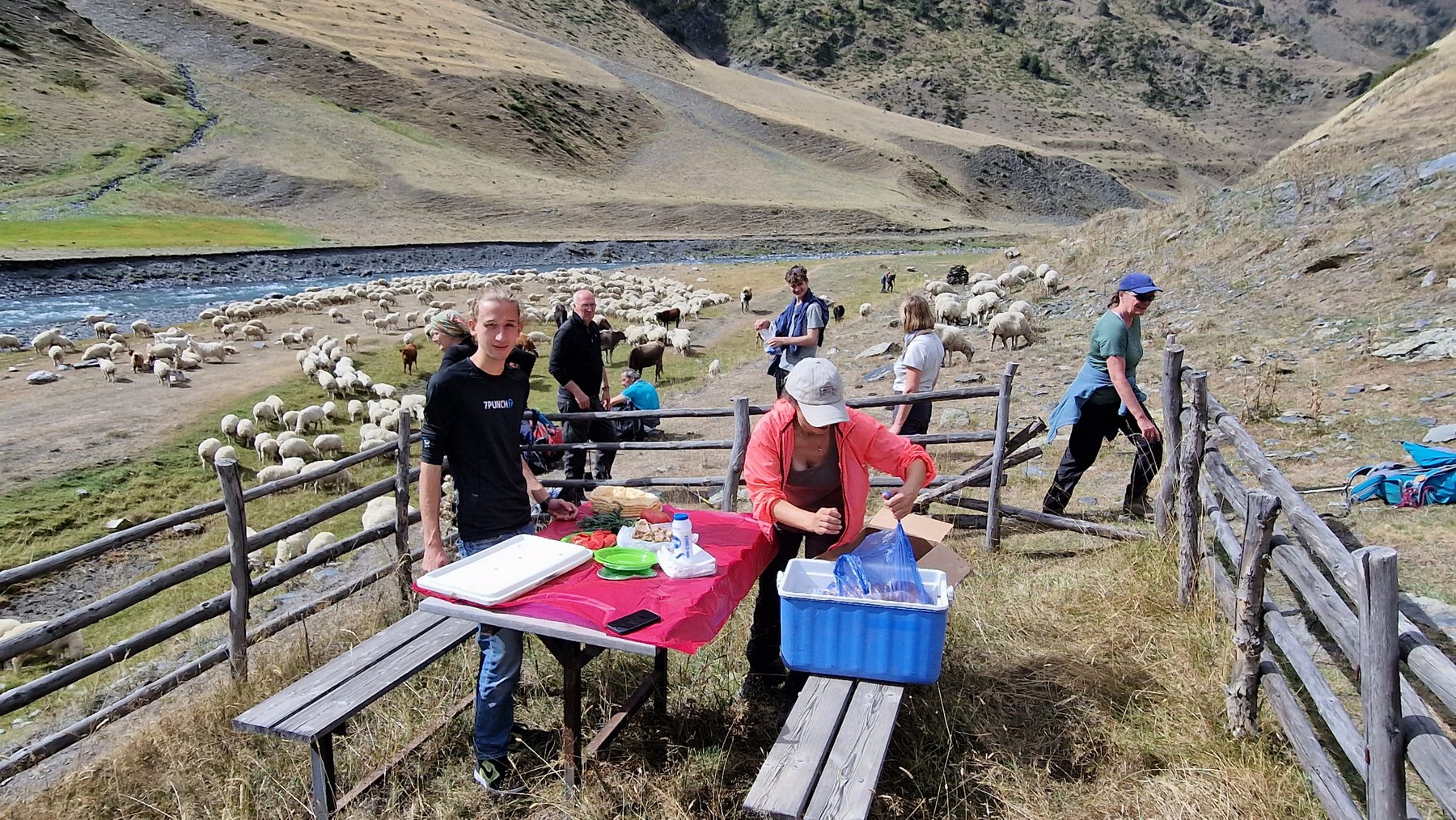 Georgien Reise 4x4 Jeeptour Offroad Tour Tuschetien Omalo Berge Kaukasus Urlaub Ferien Abenteuer Abenteuerreise Offroadtour Offroadreise individuell Kleingruppe Hochgebirge Steppe Tiflis Tbilissi Tbilisi Kaukasus-Reisen Picknick Piknick