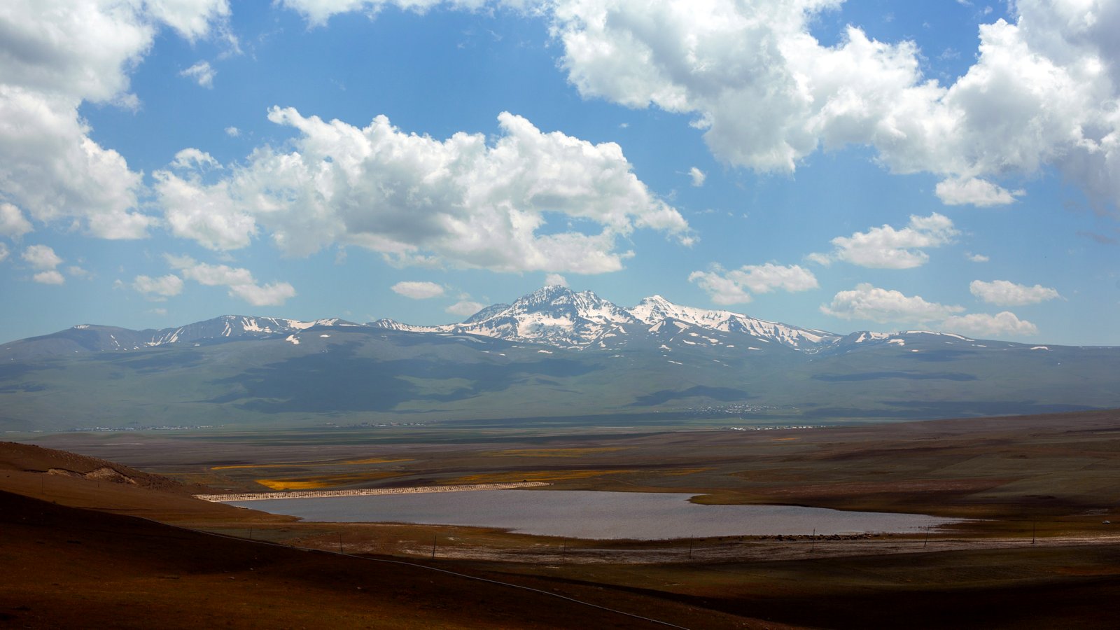 Berg Aragatz in Armenien, Foto von Vazgen Harutyunyan via Unsplash