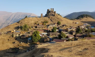 Georgien Reise Georgienreise Wandern Wanderreise Wanderurlaub Trekking Trecking Treckingreise Tour Tuschetien Tusheti Omalo Schatili Shatili Chewsuretien Khevsureti mountains Berge Kaukasus Urlaub Ferien Abenteuer Abenteuerreise Offroadtour Offroadreise individuell Kleingruppe Hochgebirge Steppe Tiflis Tbilissi Tbilisi Kaukasus-Reisen Natur Tiere Transhumance Pferde Guide Zelten Camp Atsunta Pass Stepantsminda Juta Dshuta Kasbegi Kazbegi Kasbek Shatili Schatili