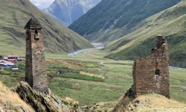 Georgien Reise Georgienreise Wandern Wanderurlaub Trekking Trecking Treckingreise Tour Tuschetien Tusheti Omalo Schatili Shatili Chewsuretien Khevsureti mountains Berge Kaukasus Urlaub Ferien Abenteuer Abenteuerreise Offroadtour Offroadreise individuell Kleingruppe Hochgebirge Steppe Tiflis Tbilissi Tbilisi Kaukasus-Reisen Natur Tiere Transhumance Pferde Guide Zelten Camp Atsunta Pass Stepantsminda Juta Dshuta Kasbegi Kazbegi Kasbek Shatili Schatili