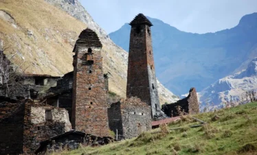 Georgien Reise Georgienreise Wandern Wanderurlaub Trekking Trecking Treckingreise Tour Tuschetien Tusheti Omalo Schatili Shatili Chewsuretien Khevsureti mountains Berge Kaukasus Urlaub Ferien Abenteuer Abenteuerreise Offroadtour Offroadreise individuell Kleingruppe Hochgebirge Steppe Tiflis Tbilissi Tbilisi Kaukasus-Reisen Natur Tiere Transhumance Pferde Guide Zelten Camp Atsunta Pass Stepantsminda Juta Dshuta Kasbegi Kazbegi Kasbek Shatili Schatili