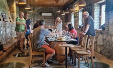 Verkostungsraum Weingut Kachetien mit Qvevri im Glasfußboden Georgien – Weinreise Wein und Kaukasus Kaukasus-Reisen