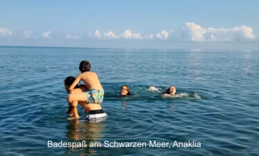 Baden im Schwarzen Meer bei Anaklia Georgien