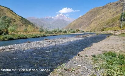 Im Snotal mit Blick auf den Kasbek Georgien