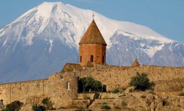 Kloster Khor Virap mit Blick auf den schneebedeckten Berg Ararat in der Türkei