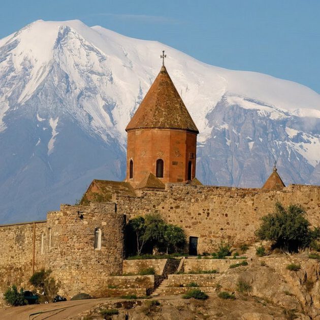 Kloster Khor Virap mit Blick auf den schneebedeckten Berg Ararat in der Türkei