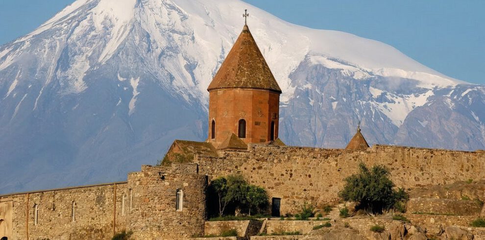 Kloster Khor Virap mit Blick auf den schneebedeckten Berg Ararat in der Türkei