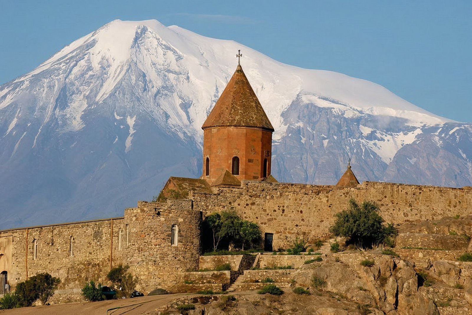 Kloster Khor Virap mit Blick auf den schneebedeckten Berg Ararat in der Türkei