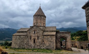 Kloster Tatew aus dem 9. Jahrhundert – Armenien Selbstfahrerreise Höhepunkt