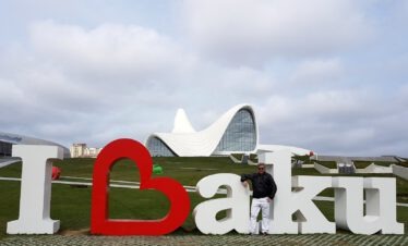 Heiner Buhr von Kaukasus-Reisen vor dem I Love Baku Schriftzug und dem Heydar Aliyev Center