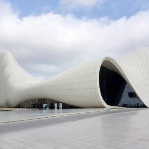 Das weiße geschwungene Heydar Aliyev Center in Baku, entworfen von Zaha Hadid, vor bewölktem Himmel