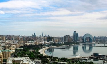 Tagespanorama von Baku mit der Strandpromenade, dem Kaspischen Meer und der modernen Skyline