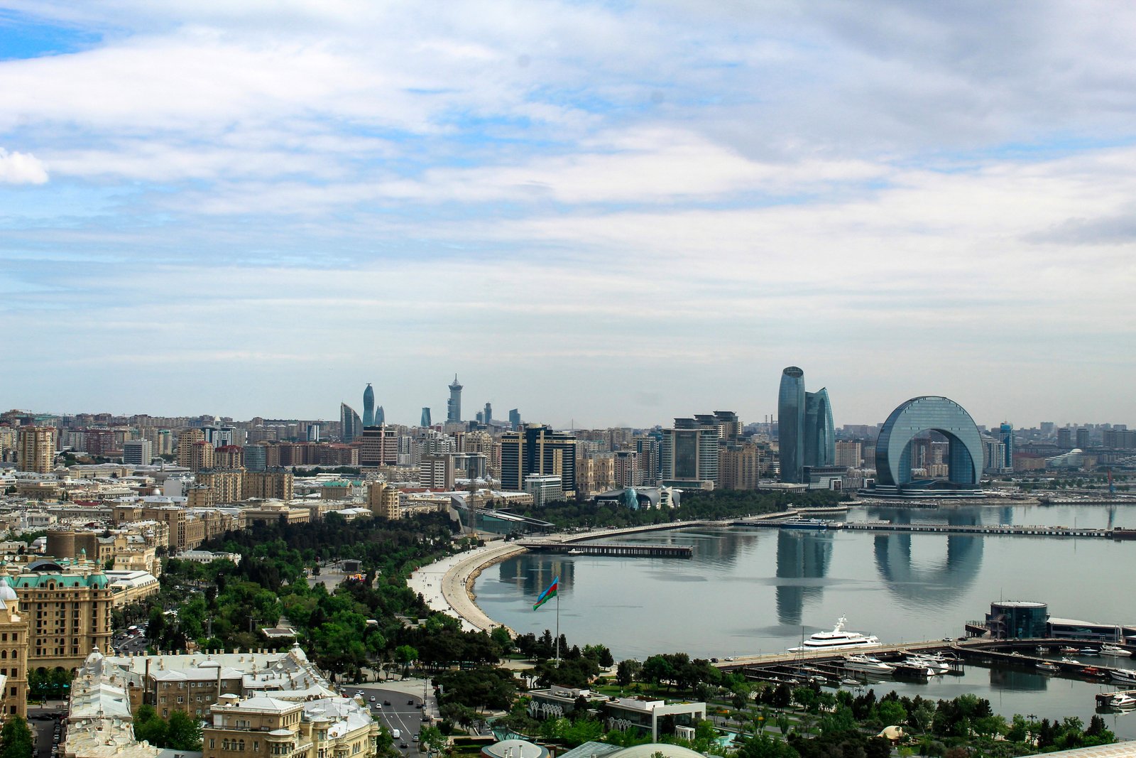 Tagespanorama von Baku mit der Strandpromenade, dem Kaspischen Meer und der modernen Skyline