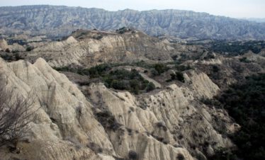 Weitläufige erodierte Sandsteinfelsen mit Wacholder- und Eibenwäldern im Nationalpark Vashlovani, Georgien – Vogelperspektive