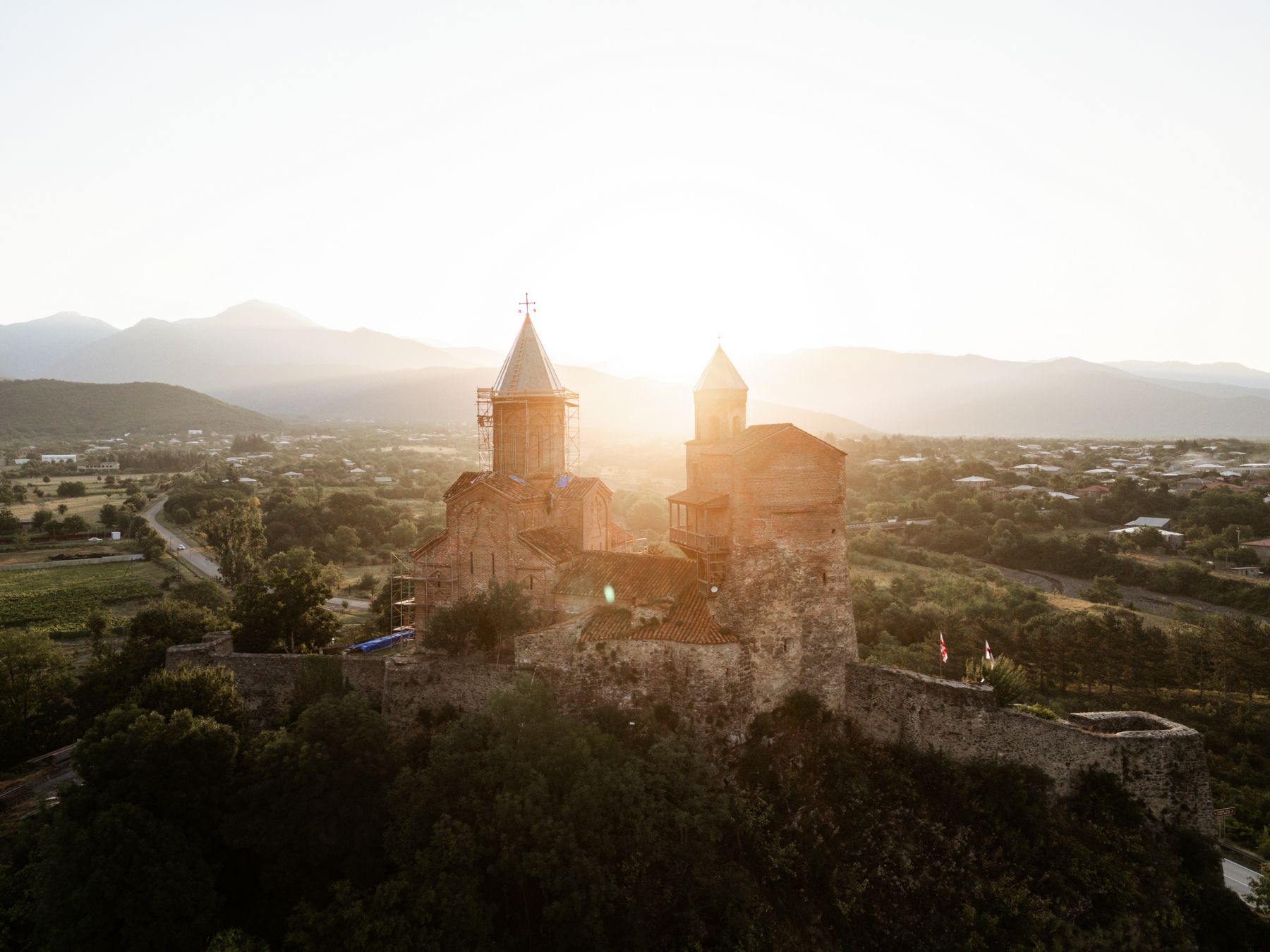 Die historische Festung Gremi in Kachetien leuchtet im goldenen Licht des Sonnenuntergangs.