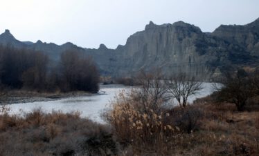 Der Fluss Alasani schlängelt sich an dramatischen Sandsteinwänden entlang – Grenzfluss zwischen Georgien und Aserbaidschan im Nationalpark Vashlovani