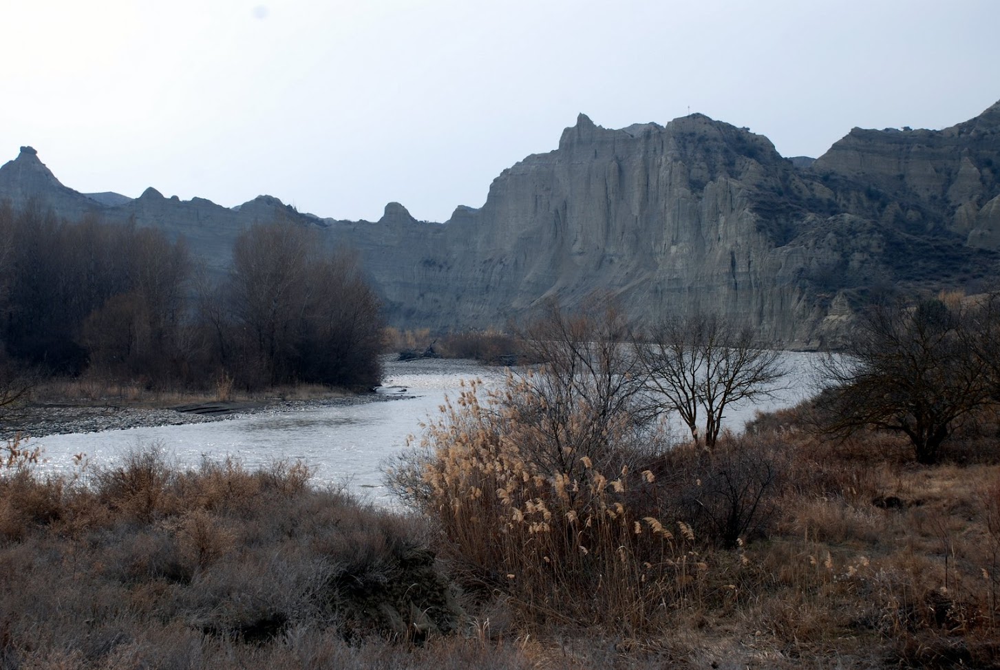 Der Fluss Alasani schlängelt sich an dramatischen Sandsteinwänden entlang – Grenzfluss zwischen Georgien und Aserbaidschan im Nationalpark Vashlovani