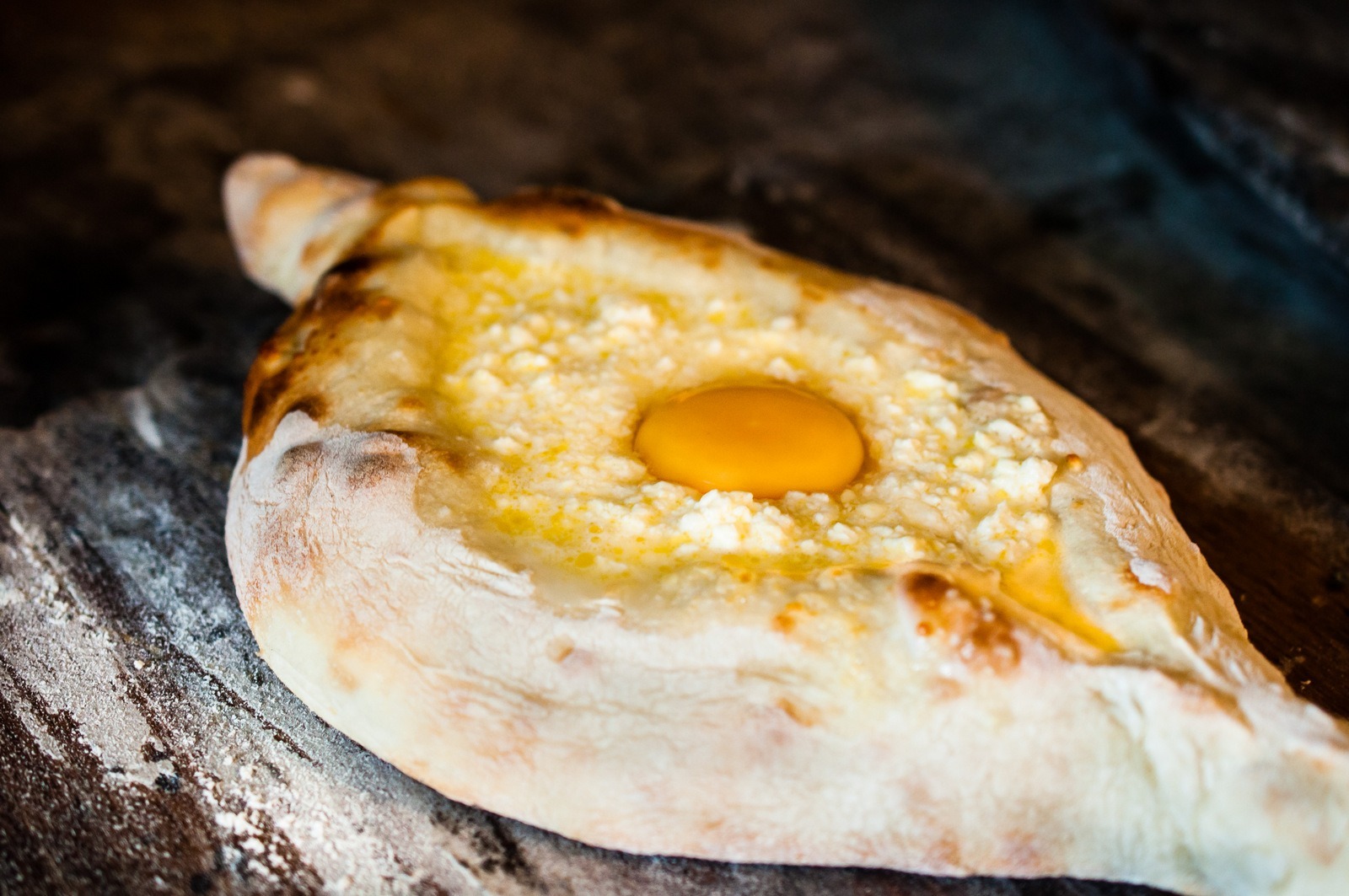 Ofenfrisches Adscharisches Chatschapuri mit Käse und Ei als Teil eines traditionellen georgischen Frühstücks.