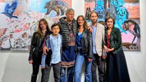 Hans Heiner Buhr und Teona Buhr mit ihren vier Kindern in Georgien vor Ölgemälden des Künstlers.