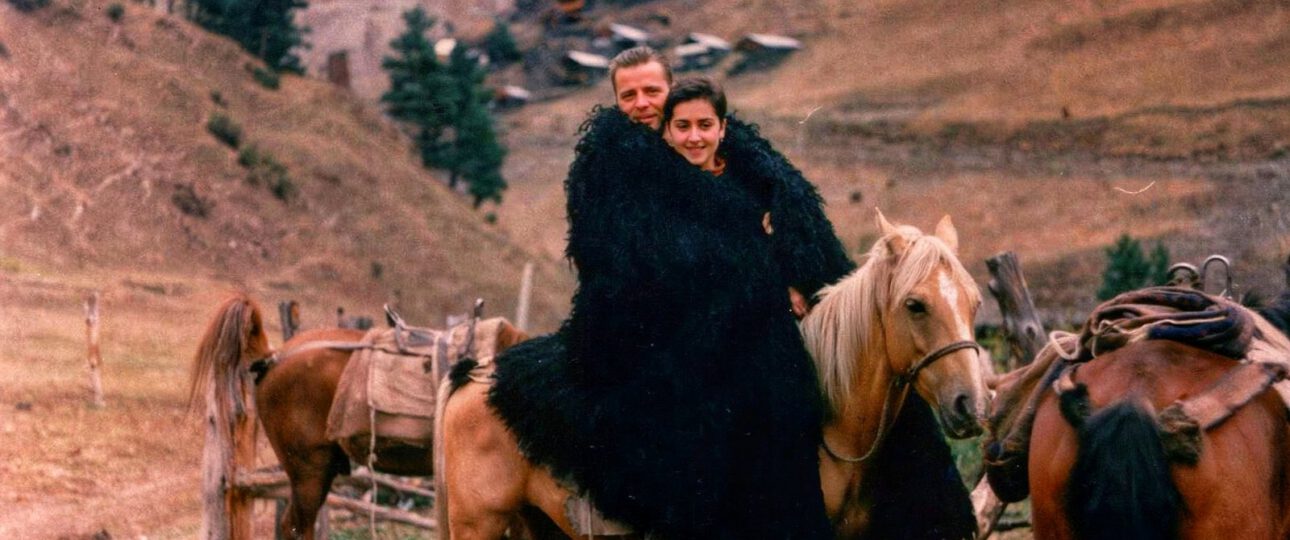 Hans Heiner Buhr und Teona Buhr 1998 auf einem Pferd in Tuschetien, Georgien, in traditioneller schwarzer Nabadi (Filzumhang).