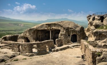 Antike Felsarchitektur und Ausgrabungen der historischen Höhlenstadt Uplisziche an der Seidenstraße.